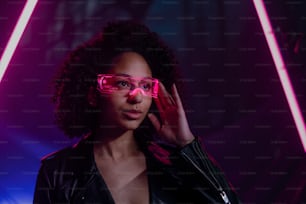 Technologie du monde cybernétique numérique du métavers, une jeune femme avec des lunettes intelligentes, un style de vie futuriste