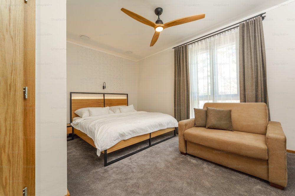 Un interno di moderna suite da letto in hotel di lusso