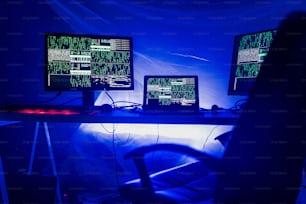 Ein Internet-Hacker-Arbeitsplatz in dunklem Büro, Cyberwar-Konzept.