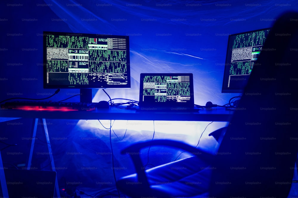 Un lugar de trabajo de hacker de Internet en una oficina oscura, concepto de guerra cibernética.