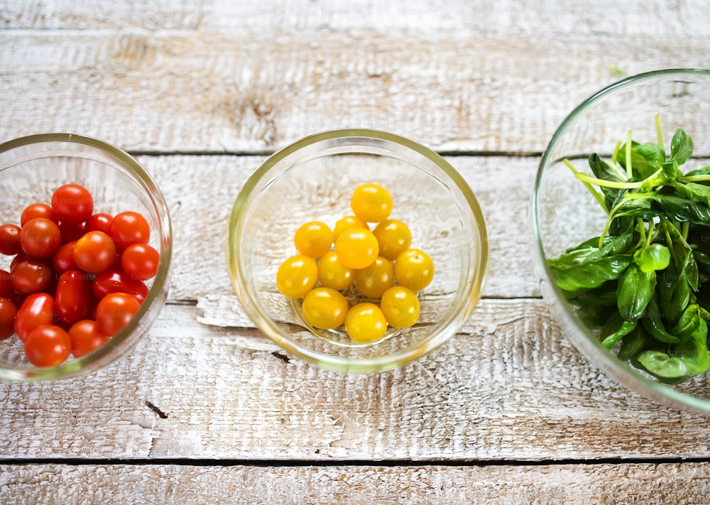 Zutaten für Salat auf Holztischhintergrund