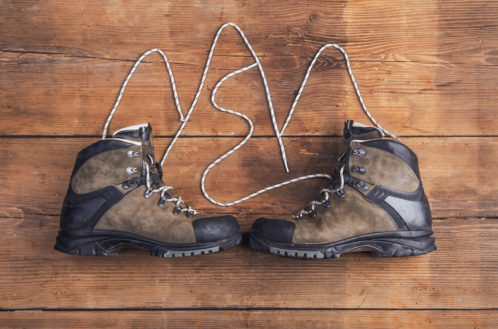 Wanderschuhe auf Holzbodenhintergrund