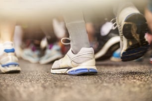 Detalle de las piernas de los corredores en la salida de una carrera de maratón