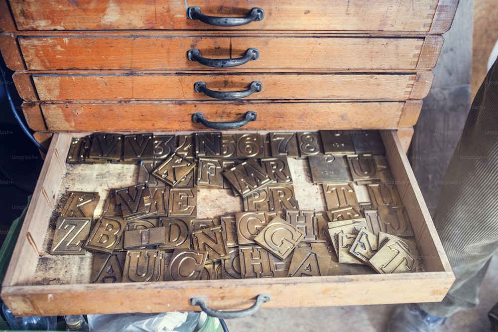 Briefe zum Gravieren in einer alten Schublade in der Werkstatt eines Crafsman