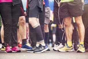 Detail der Beine von Läufern beim Start eines Marathonlaufs
