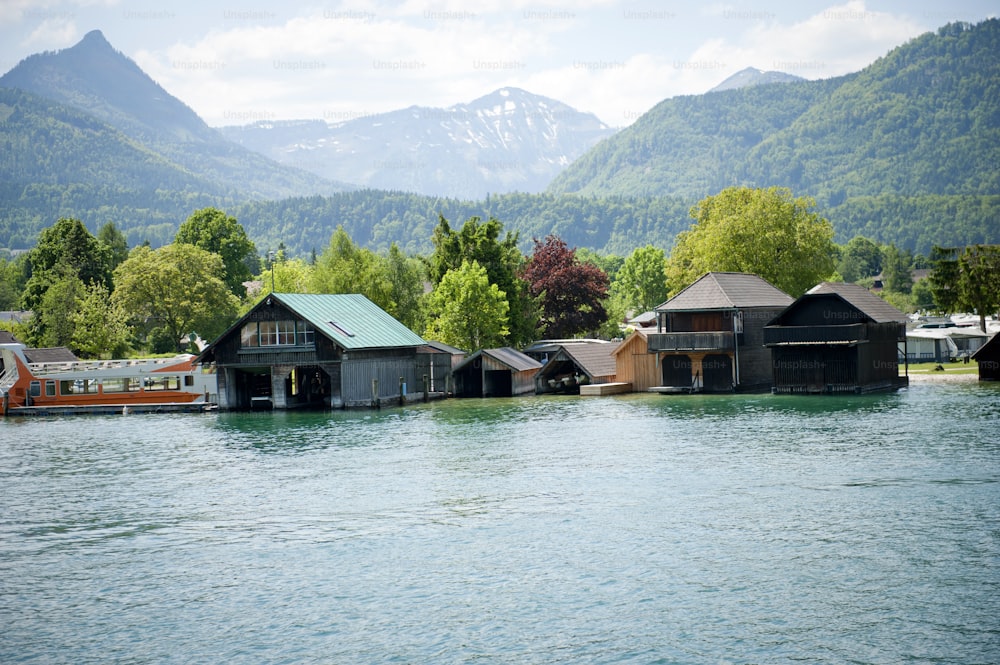 オーストリアの美しい夏のアルプスの町とアルプス湖の景色