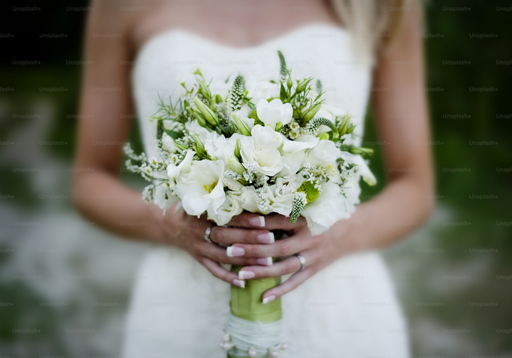 Primo piano di un bellissimo bouquet floreale da sposa
