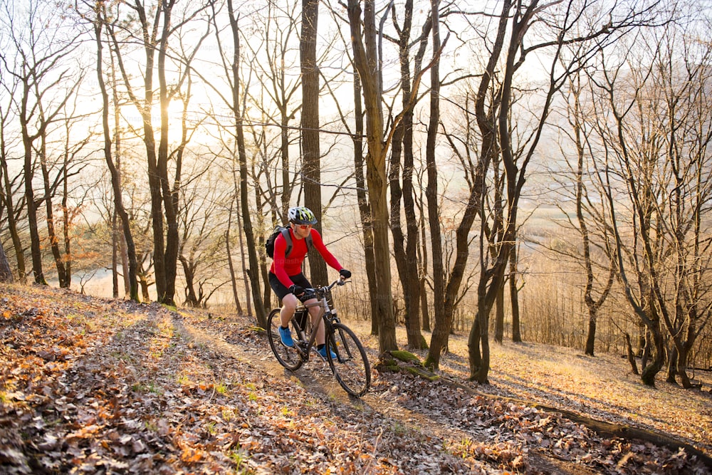 cycliste homme faisant du vélo de montagne sur un sentier extérieur dans la forêt d’automne