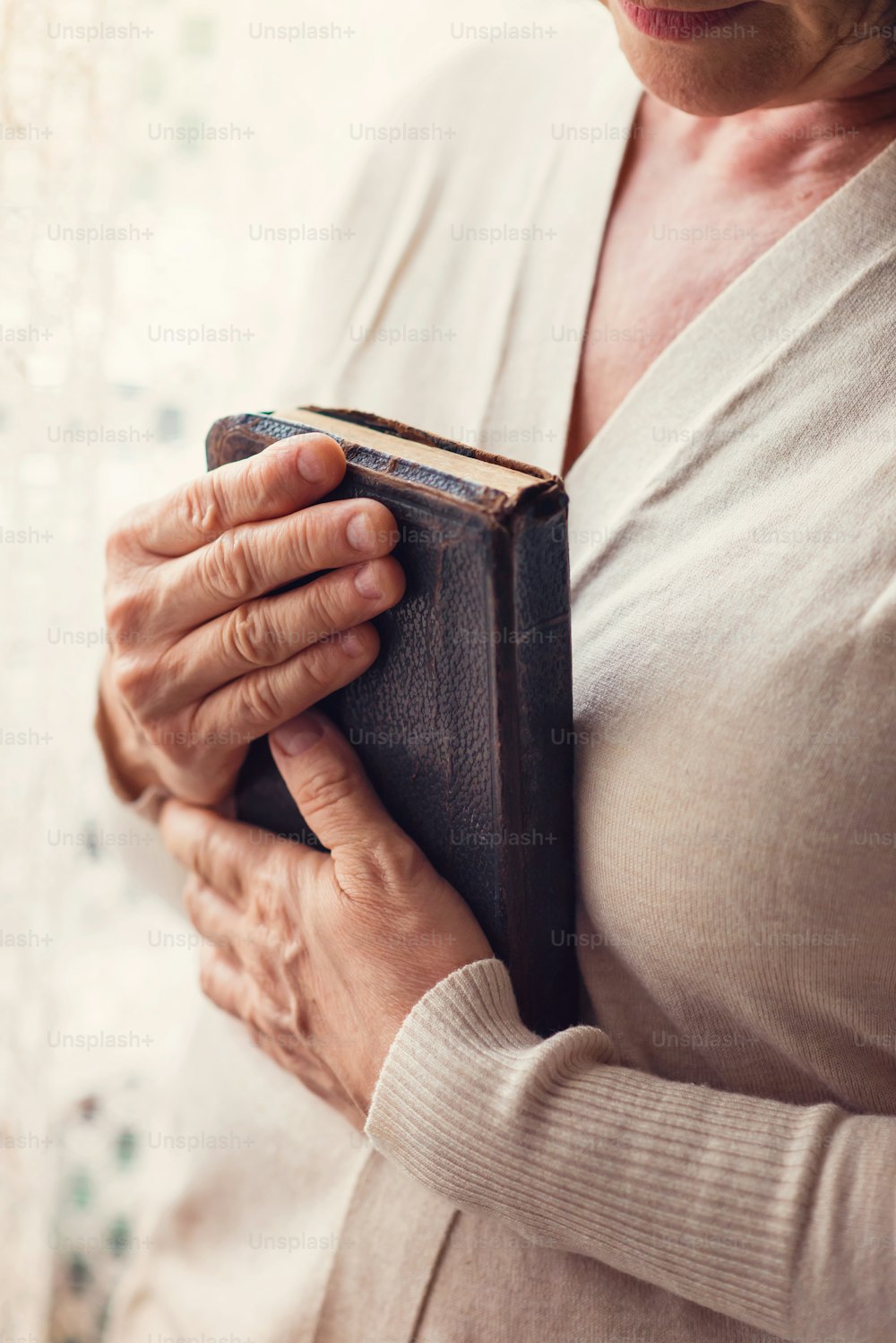 Nicht erkennbare Frau, die eine Bibel in den Händen hält