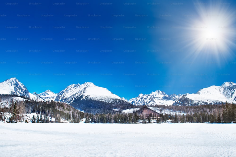 太陽と美しい冬の山の風景。スロバキアのハイタトラ。