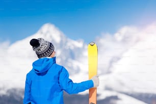 햇볕이 잘 드는 겨울 산에서 스키를 타는 젊은 부부
