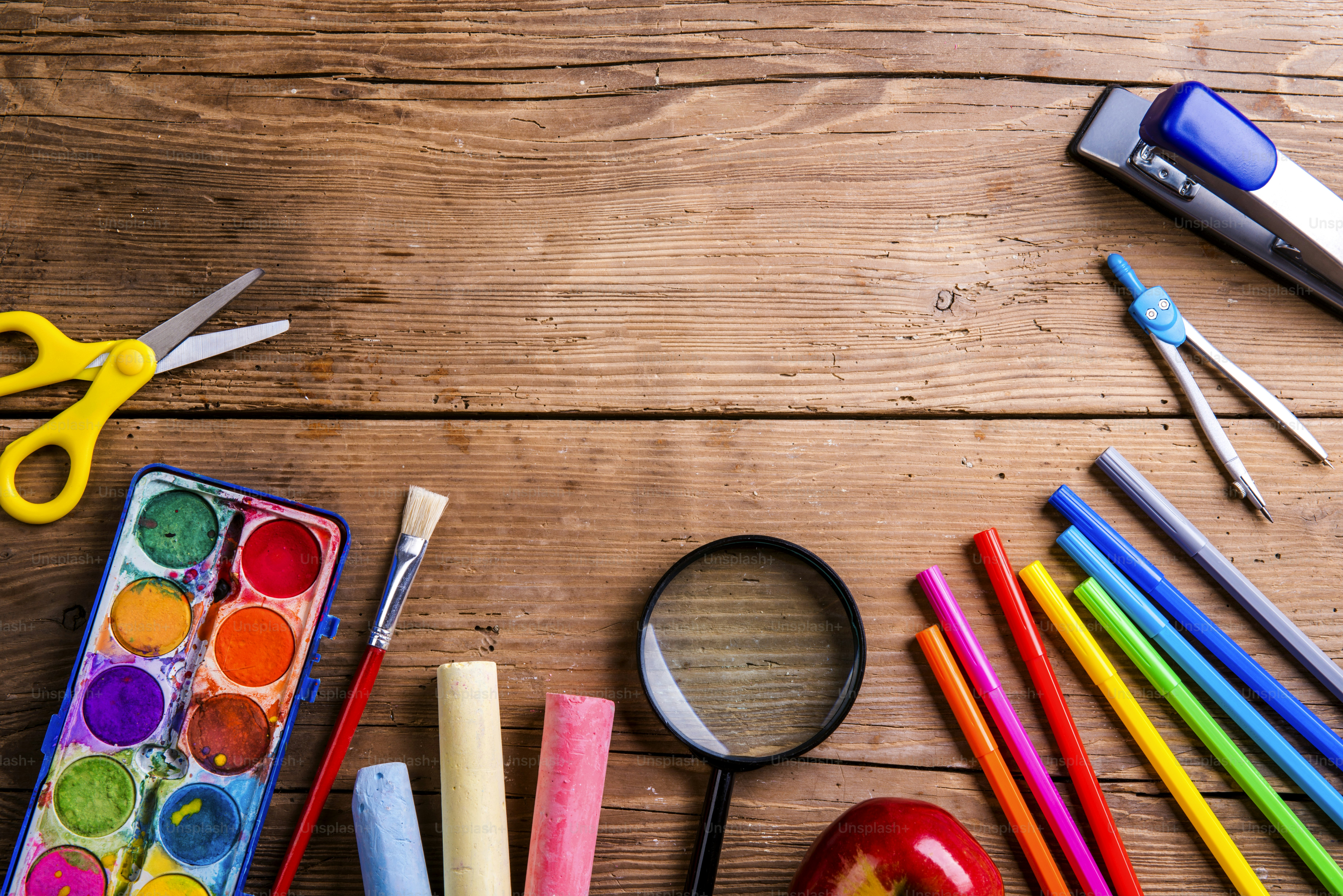 Escritorio con útiles escolares. Toma de estudio sobre fondo de madera.