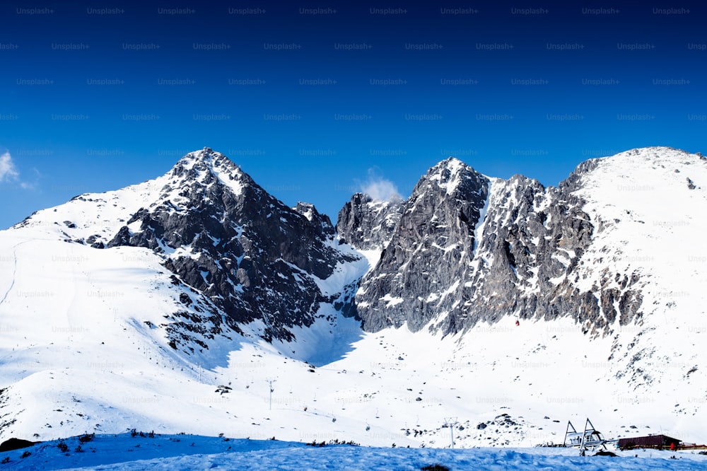 Bellissimo paesaggio montano invernale con sole. Alti Tatra, Slovacchia.