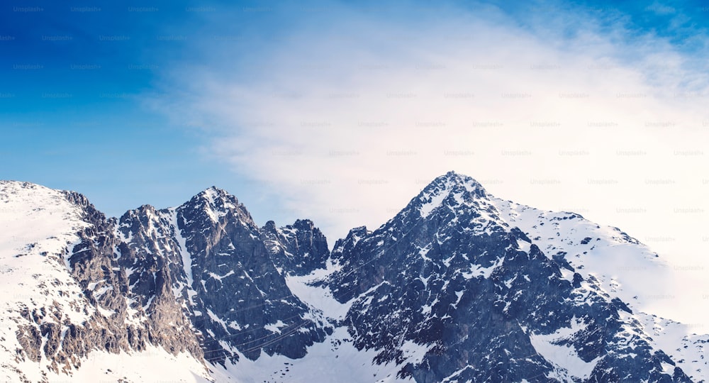 Bellissimo paesaggio montano invernale con sole. Alti Tatra, Slovacchia.
