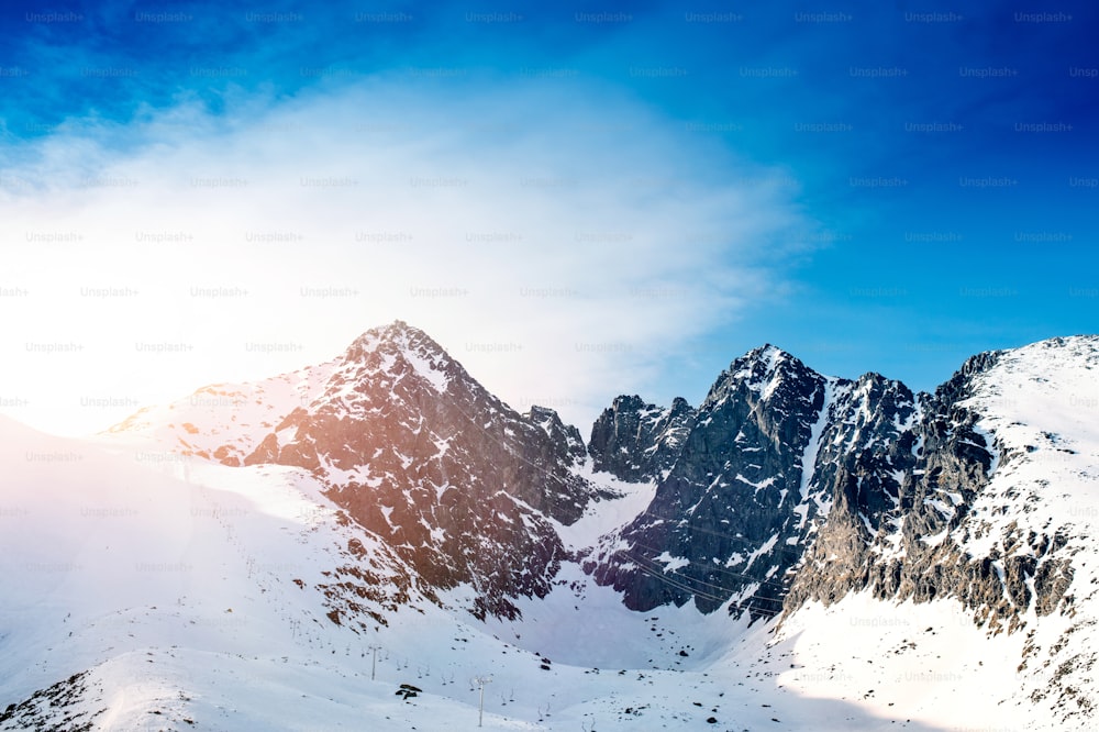 Schöne Winterberglandschaft mit Sonne. Hohe Tatra, Slowakei.