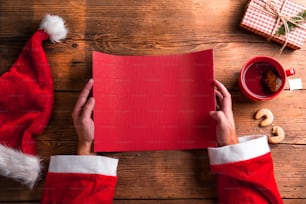 Papá Noel con una lista de deseos vacía en sus manos