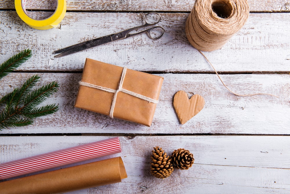 Regalos de Navidad colocados sobre un fondo de mesa de madera