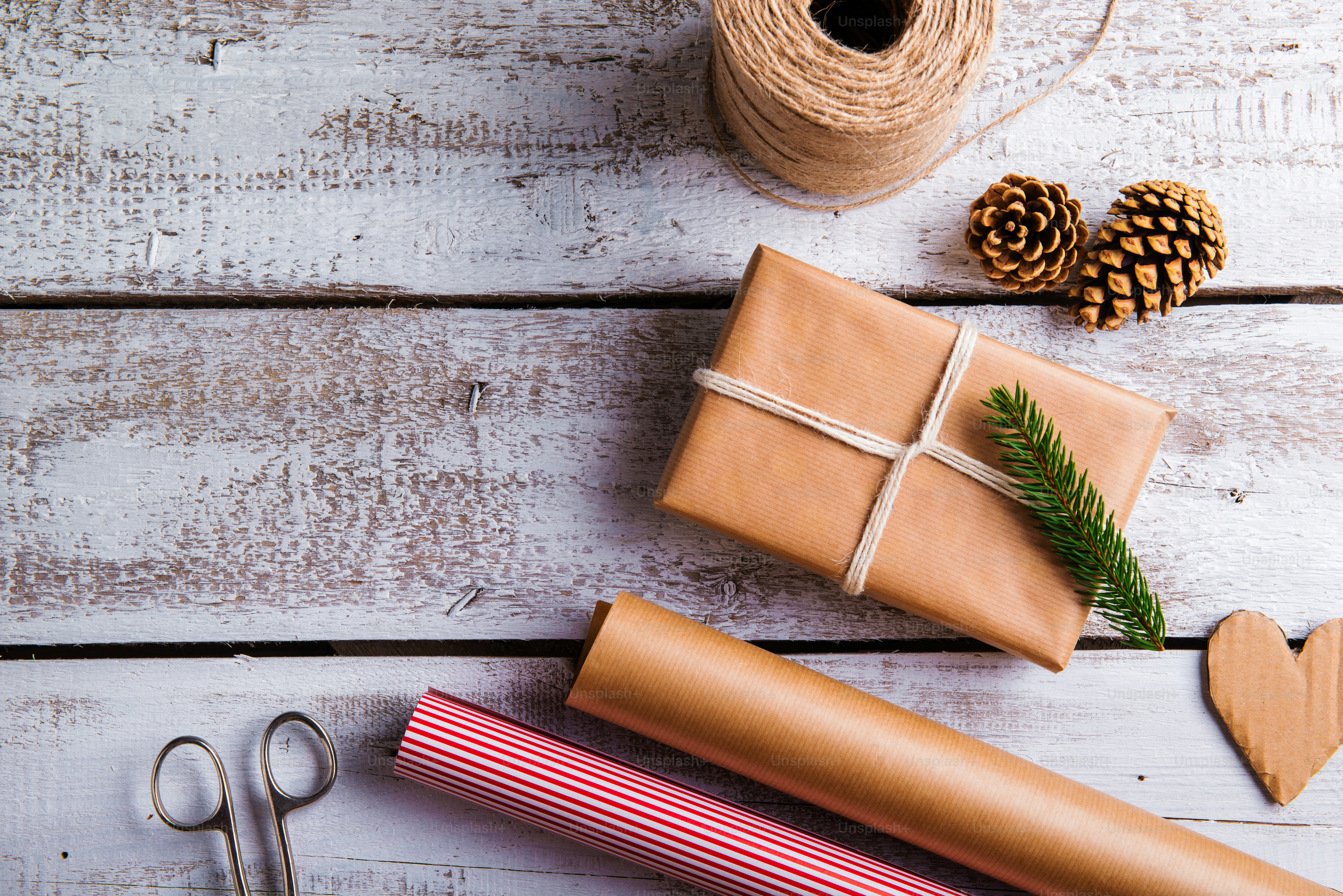Hadiah Natal diletakkan di atas latar belakang meja kayu