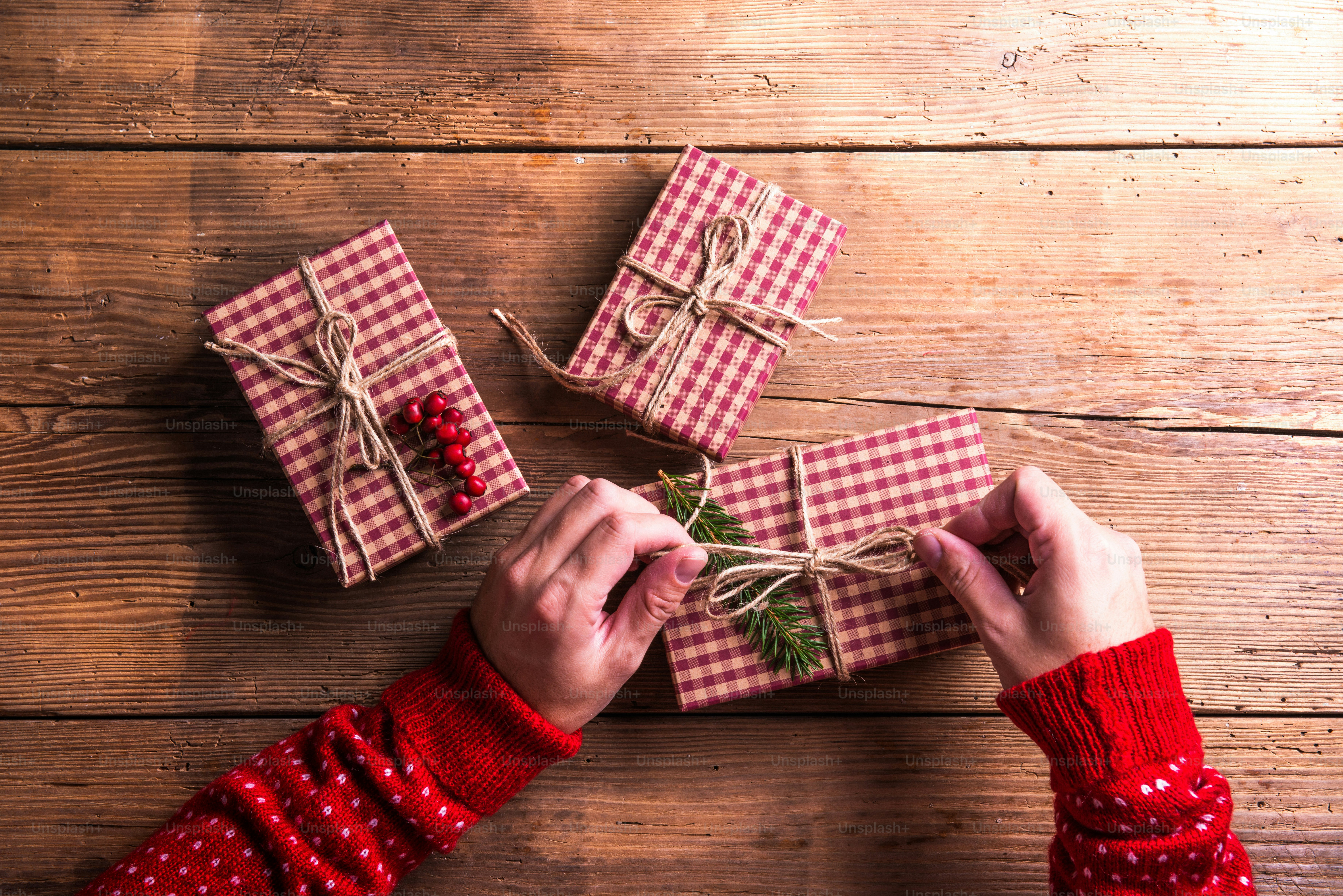 Hadiah Natal diletakkan di atas latar belakang meja kayu