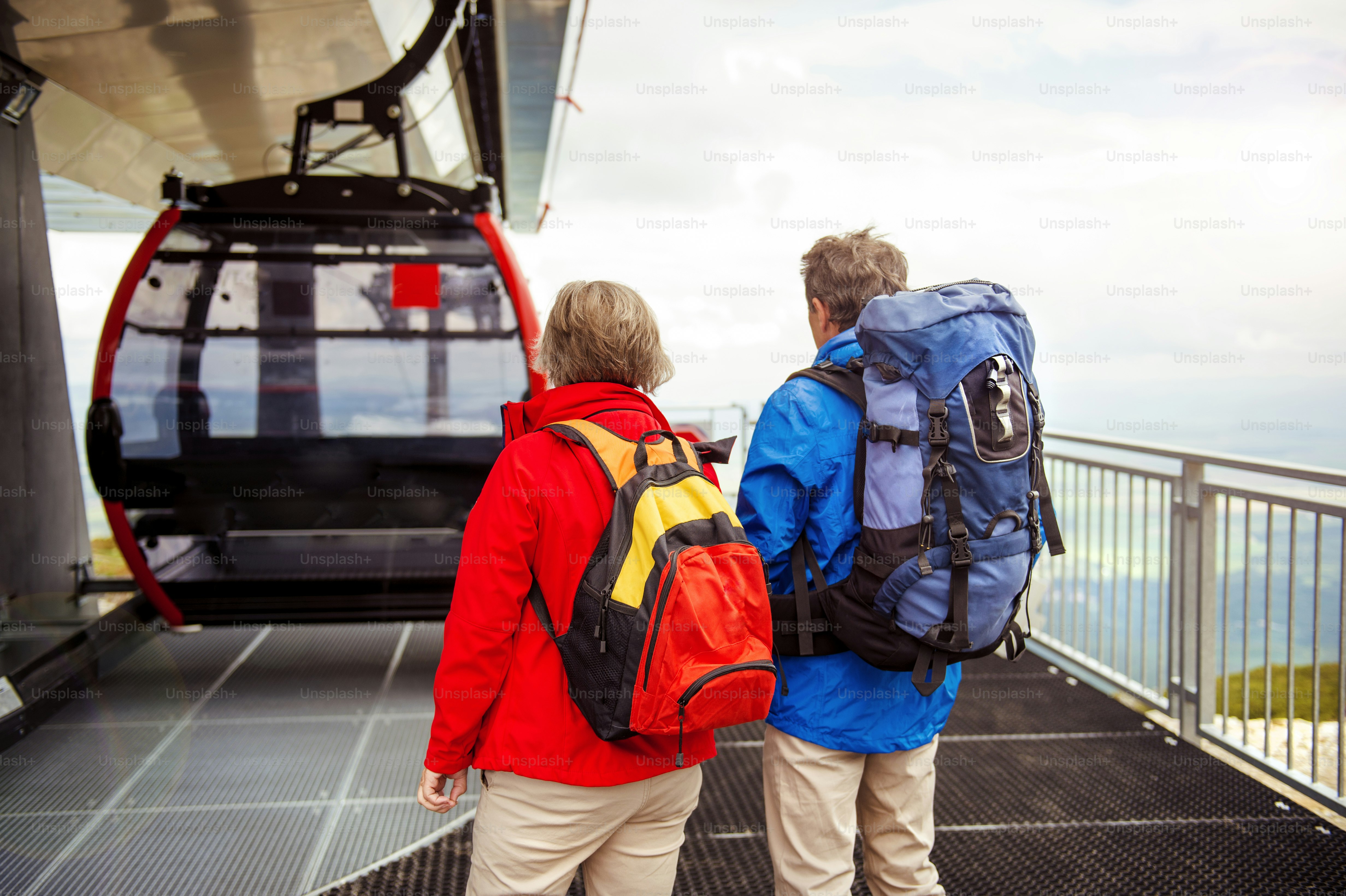 Senioren-Wanderpaar wartet auf Seilbahn in Seilbahn Station