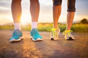 走る準備をしているランナーのカップルの足、靴の接写