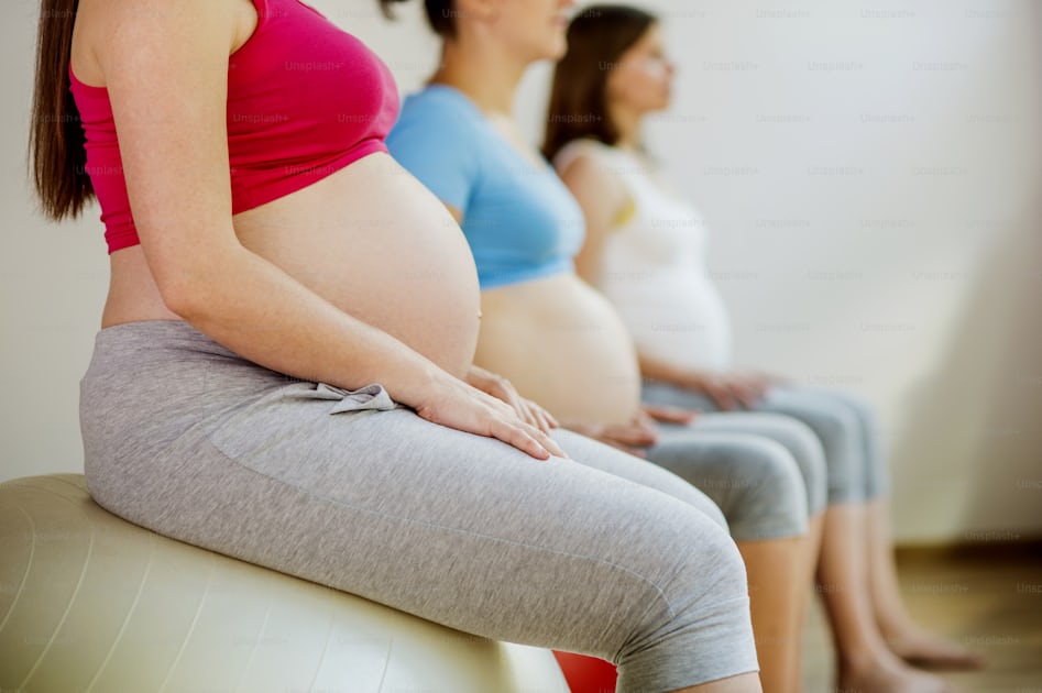 Foto Una mujer embarazada está haciendo ejercicios con una pelota – Pilates  Imagen en Unsplash