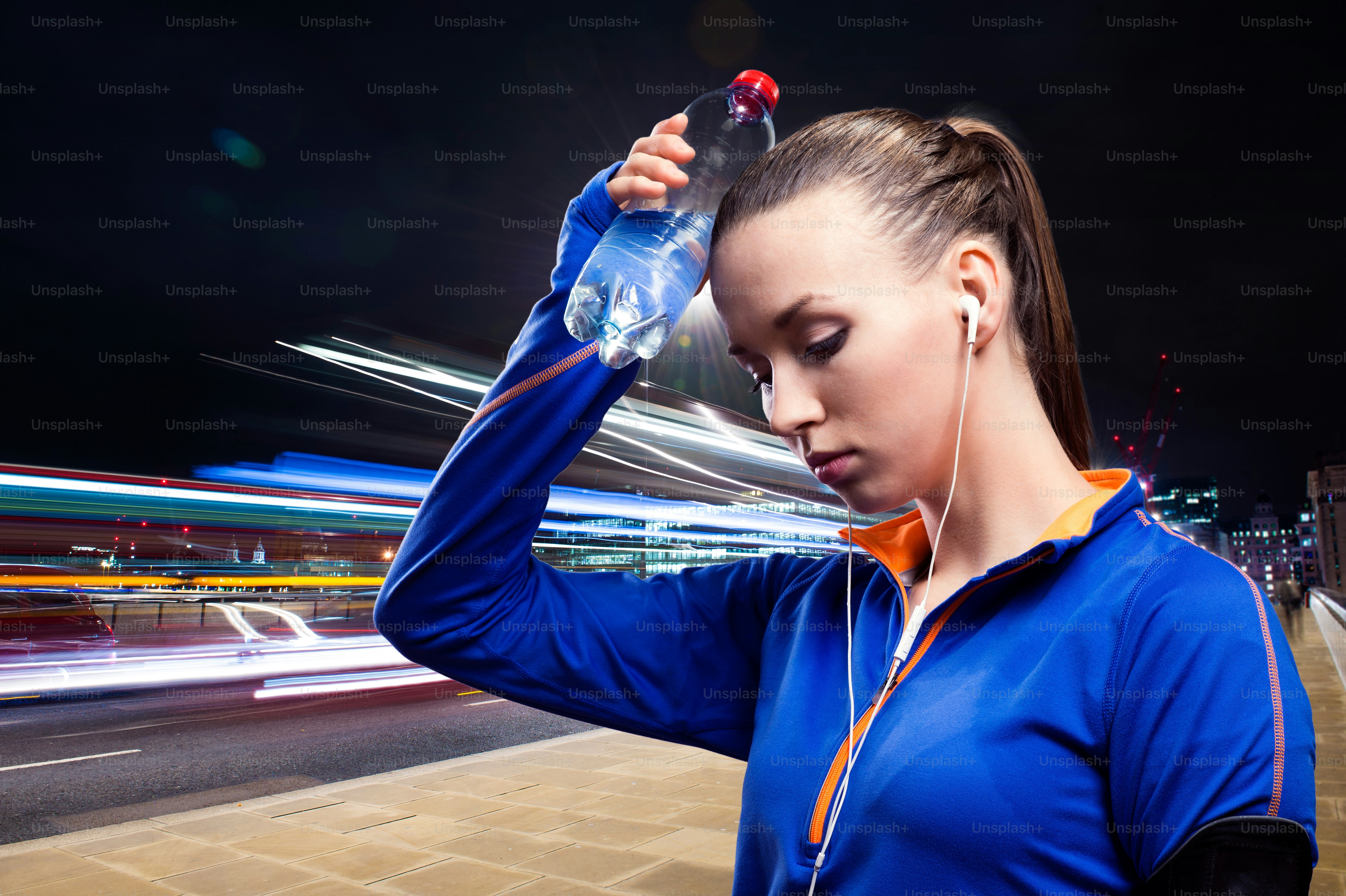 Jeune femme faisant du jogging à l’extérieur dans la ville