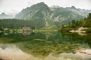 Hermoso paisaje de alta montaña con lago y pico alto. Altos Tatras Eslovaquia