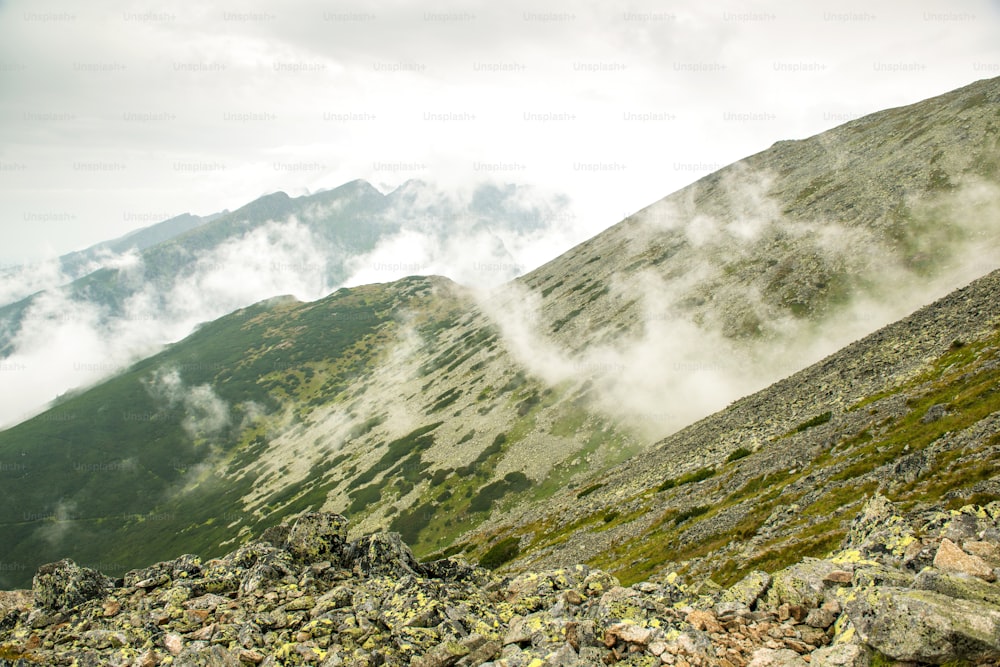 Neblige und bewölkte Berge nach Regen, regnerischer nebliger Tag, Hohe Tatra Slowakei.  Wunderschöne Berglandschaft.