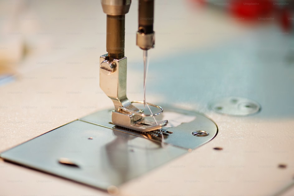 Textilkleber vs naehmaschine wann kleben die bessere wahl ist: detailed close-up view