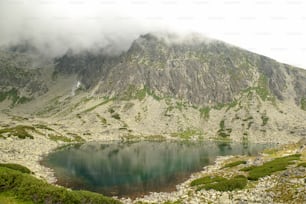 Bela paisagem de alta montanha com lago e pico alto. Alto Tatras Eslováquia