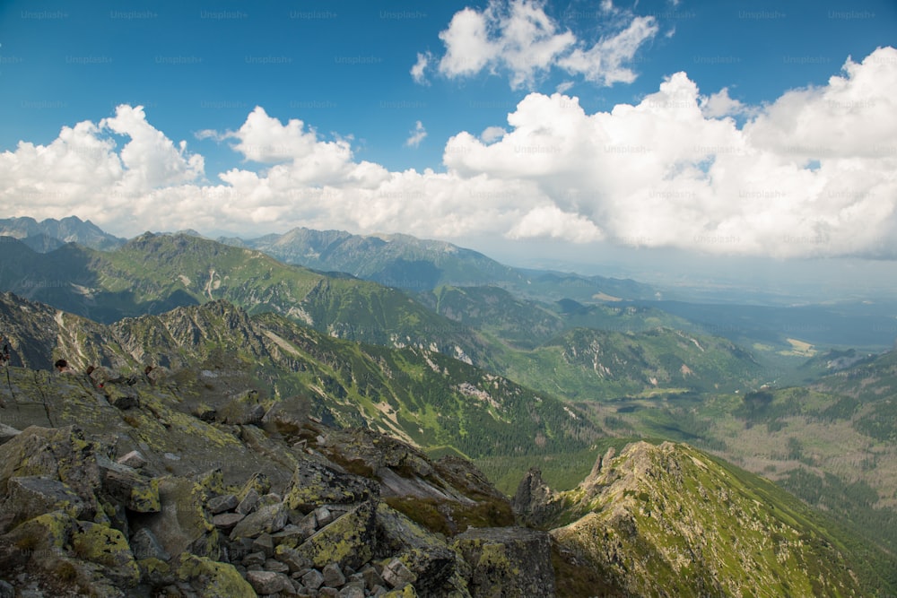 Paisaje de altas montañas verdes, cielo azul con nubes. Altos Tatras Eslovaquia.  Hermoso paisaje de montaña.