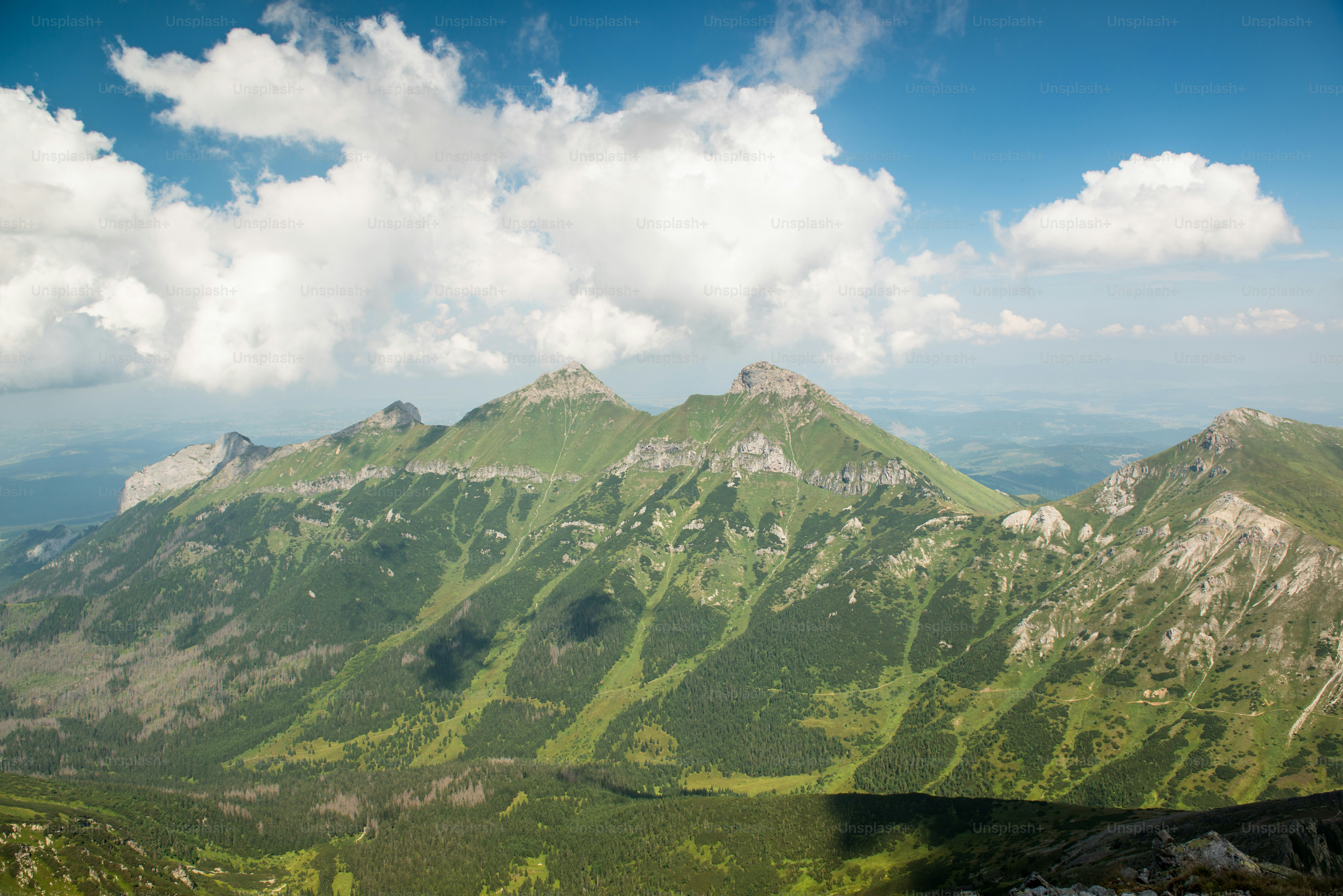 Paisaje de altas montañas verdes, cielo azul con nubes. Altos Tatras Eslovaquia.  Hermoso paisaje de montaña