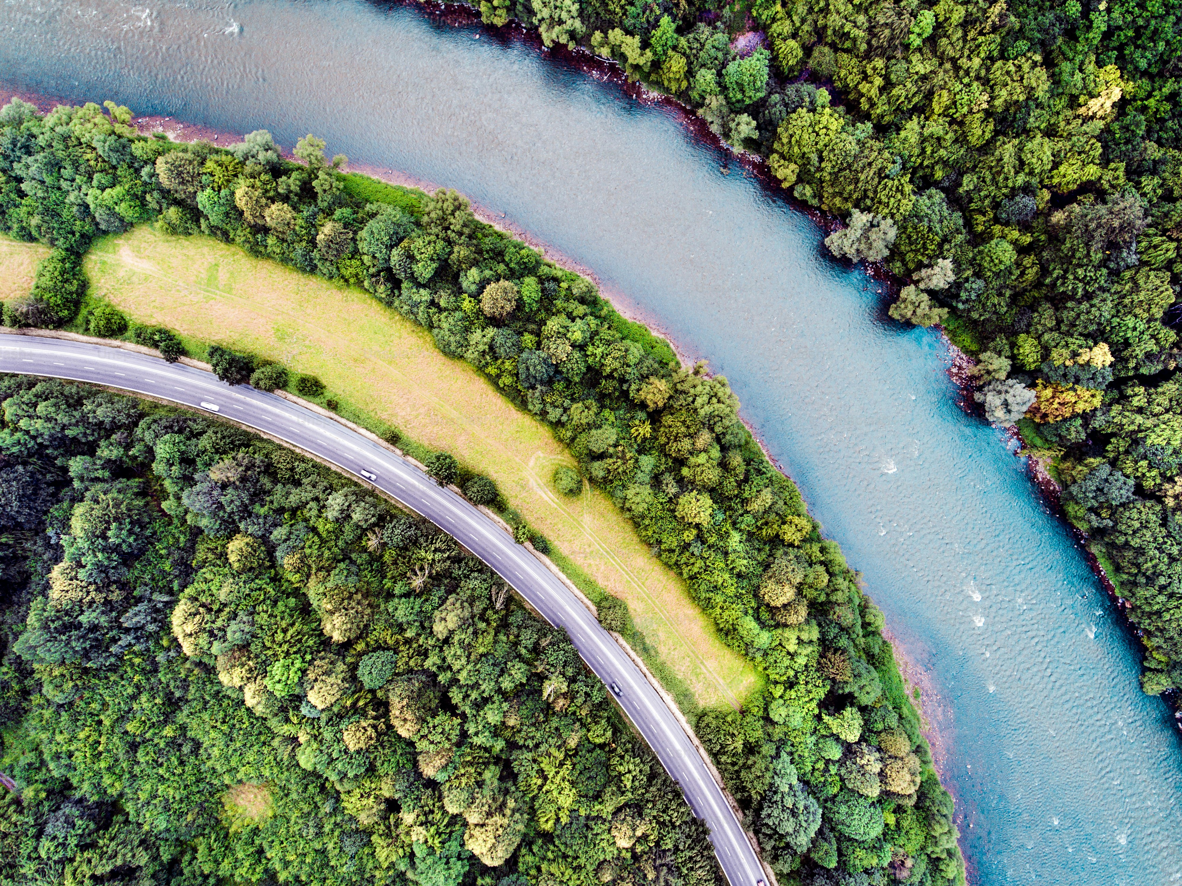 Luftaufnahme von Autobahn, Fluss, Wald und Grasland während des Sommertages. Slowakei.