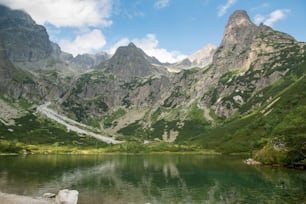 호수와 높은 봉우리가 있는 높은 산의 아름다운 풍경. High Tatras 슬로바키아