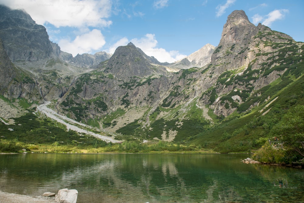 Schöne Landschaft des hohen Berges mit See und hohem Gipfel. Hohe Tatra Slowakei