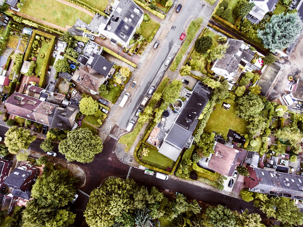 Veduta aerea della città olandese, case private, strade e rotatoria, parco verde con alberi