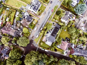 Vue aérienne de la ville néerlandaise, des maisons privées, des rues et du rond-point, d’un parc verdoyant et arboré