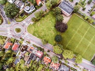 Vista aérea de la ciudad holandesa, casas privadas, calles y rotondas, parque verde con árboles