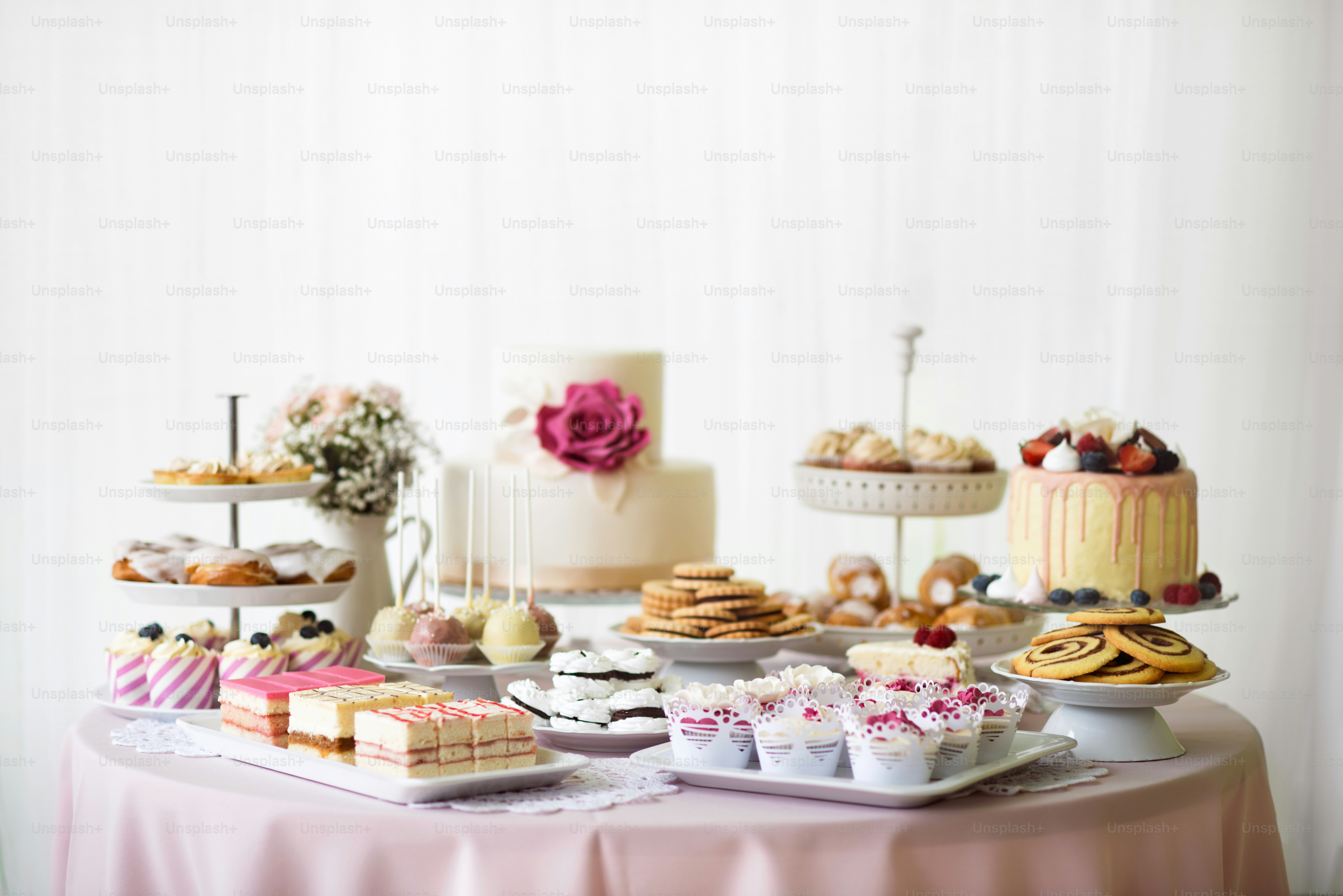 Tisch mit vielen Kuchen, Cupcakes, Keksen und Kuchen. Studioaufnahme