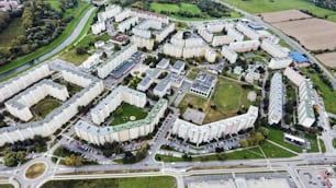 Edifícios de apartamentos e parques de estacionamento, vista aérea. Blocos de apartamentos. Banska Bystrica, Eslováquia.