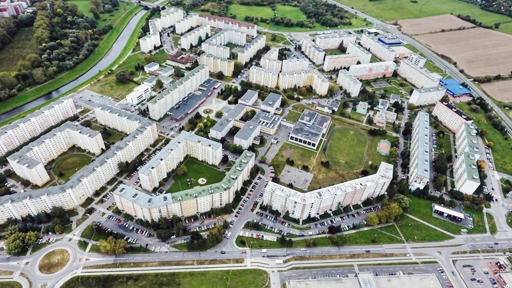 Edificios de apartamentos y aparcamientos, vista aérea. Bloques de pisos. Banska Bystrica, Eslovaquia.