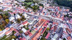 緑の丘に囲��まれたスロバキアの町Banska Bystricaの航空写真。