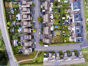 Vista aérea da rua holandesa com casas brancas e carros. Países Baixos