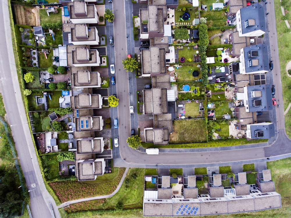 Vue aérienne d’une rue hollandaise avec des maisons blanches et des voitures. Pays-Bas