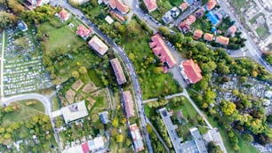 Vue aérienne d’un quartier résidentiel et d’un cimetière à Banska Bystrica, en Slovaquie.