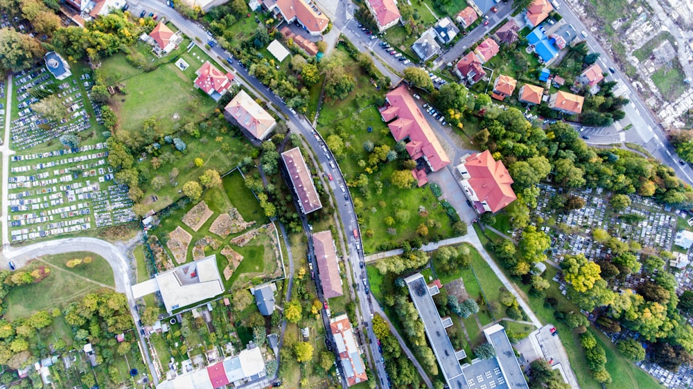 スロバキアのBanska Bystricaの住宅街とセメント工場の航空写真。
