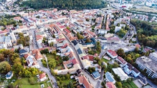 Luftaufnahme der historischen Stadt der slowakischen Stadt Banska Bystrica, umgeben von gr�üner Natur. Straßen der Altstadt.