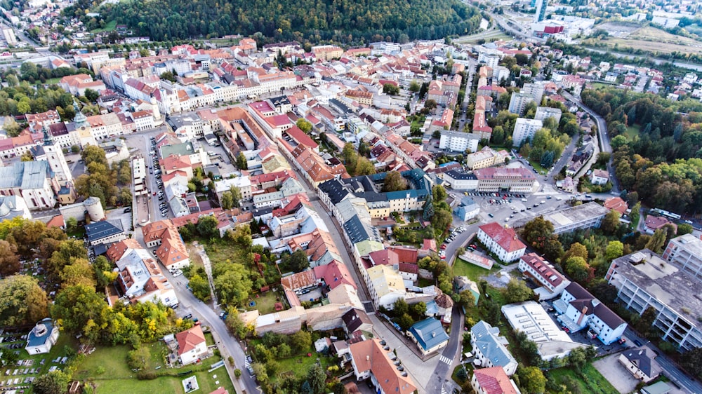 緑の自然に囲まれたスロバキアのバンスカ・ビストリツァの歴史的な町の航空写真。旧市街の通り。