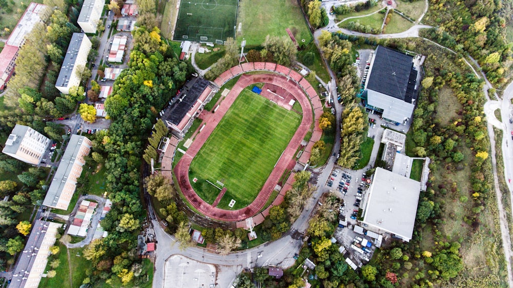 Luftaufnahme des Fußballstadions, der Wohnhäuser und Straßen in der Stadt, Banska Bystrica, Slowakei.